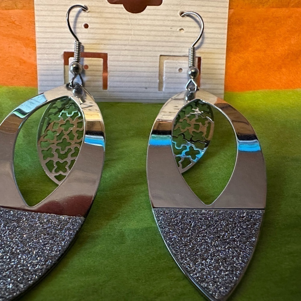 NWT Beautiful‎ Dangling Earrings
